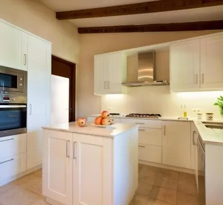Sleeps 4 With Pool Air Con And Wifi *